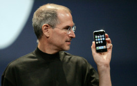 סטיב ג'ובס מציג את האייפון הראשון (צילום: רויטרס)