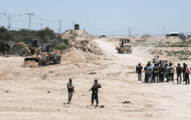 בניית אזור חיץ, גבול רצועת עזה - מצרים (צילום: AFP)