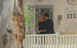 אהוד אולמרט משתחרר מהכלא (צילום: אבשלום ששוני)