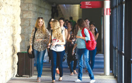 סטודנטיות באוניברסיטה העברית, למצולמות אין קשר לידיעה (צילום: יונתן זינדל, פלאש 90)