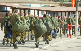 גיוס חיילים בבקו"ם (צילום: אלי דסה)