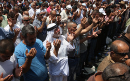 מוסלמים מתפללים מחוץ לשער שכם (צילום: מרק ישראל סלם)