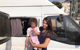 הילדה שנשכחה ברכב הסעות בירושלים (צילום: דוברות המשטרה)