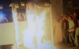 תמונה שמפיצים הפלסטינים - שריפת "מגנומטרים" בבית לחם (צילום: התקשורת הערבית)