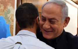 ראש הממשלה בנימין נתניהו מחבק את המאבטח זיו (צילום: חיים צח, לע"מ)