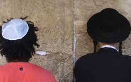 מתפללים בכותל המערבי בתשעה באב  (צילום: מרק ישראל סלם)