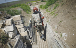 חייל ארמני בגבול אזרבייג'ן (צילום: רויטרס)