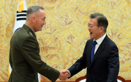 רמטכ"ל צבא ארהב ונשיא דרום קוריאה (צילום: רויטרס)