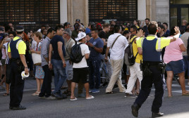 אנשים בזירת האירוע בברצלונה (צילום: AFP)