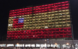 דגל ספרד מוצג על בניין עיריית תל אביב (צילום: אבשלום ששוני)