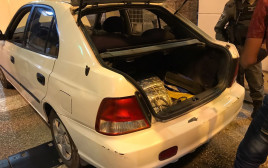 תא מטען של רכב בו נתפס שב"ח (צילום: דוברות המשטרה)