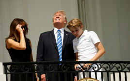 המשפחה הראשונה צופה בליקוי החמה בבית הלבן (צילום: רויטרס)