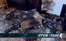 בית שנשרף בראשל"צ לאחר שסוללה של אופניים חשמליים התפוצצה  (צילום: צילום מסך ערוץ 10)