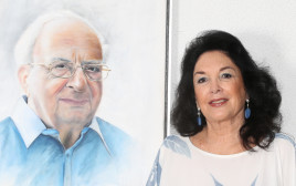 מירי שפיר־נבון עם תמונת בעלה המנוח, הנשיא החמישי יצחק נבון ז"ל (צילום: מירי צחי)