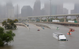 הכביש המהיר 45 ביוסטון שקוע במים בגלל הוריקן "הארווי" (צילום: רויטרס)