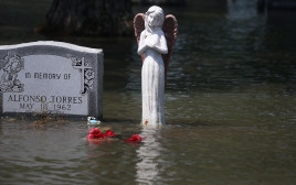 בית קברות מוצף בטקסס בעקבות הוריקן "הארווי" (צילום: רויטרס)