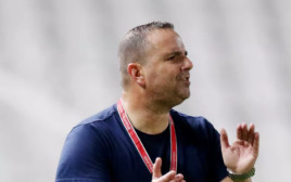 רן בן שמעון על הקווים במשחק נבחרת קפריסין (צילום: AFP)