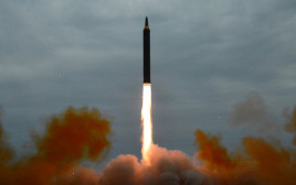 תרגיל שיגור טיל בליסטי של קוריאה הצפונית  (צילום: רויטרס)