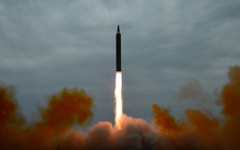 תרגיל שיגור טיל בליסטי של קוריאה הצפונית  (צילום: רויטרס)