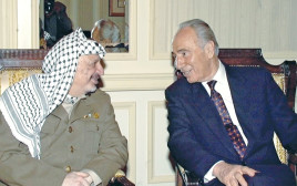 שמעון פרס עם ערפאת (צילום: יעקב סער, לע"מ)