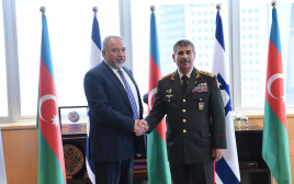 שר ההגנה של אזרבייג'ן זאקיר חסנוב ואביגדור ליברמן (צילום: דנה שרגא, משרד הביטחון)