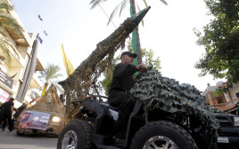 פעיל חיזבאללה נוהג ברכב שעליו מוצב טיל (צילום: רויטרס)