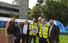 שגריר ישראל במקסיקו יונתן פלד עם בכירי הקהילה היהודית (צילום: משרד החוץ)