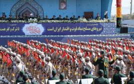 נשיא איראן חסן רוחאני במצעד צבאי (צילום: רויטרס)