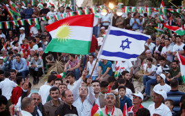 כורדים מניפים את דגל ישראל (צילום: רויטרס)