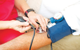 בדיקת לחץ דם (צילום: ingimage ASAP)