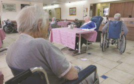 קשישים בבית אבות בירושלים (צילום: אנה קפלן, פלאש 90)