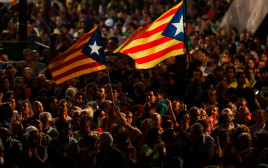 מפגינים למען עצמאות קטלוניה ברחובות ברצלונה (צילום: רויטרס)