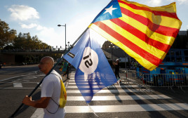 מפגינים למען עצמאות קטלוניה ברחובות ברצלונה (צילום: רויטרס)