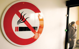 שלט נגד עישון בצרפת (צילום: רויטרס)