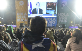 קטלאנים ברחובות ברצלונה צופים בנאום רחוי (צילום: AFP)