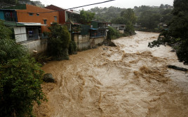 נהר שעלה על גדותיו בקוסטה ריקה (צילום: רויטרס)