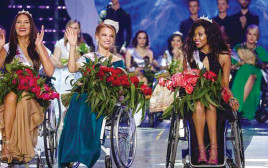 מלכת היופי הראשונה על כיסא גלגלים (צילום: AFP)