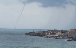 סגרירי וגשום, נד מים בעכו (צילום: מוטי זינגרביץ)