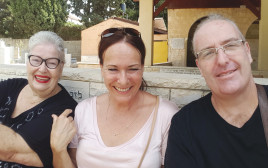 סאם, דיאנה ובלהה בבית העלמין בזיכרון יעקב (צילום: באדיבות המשפחה)