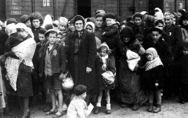 יהודי הונגריה בדרך למחנות ההשמדה (צילום: Ernst Hofmann or Bernhard Walte)
