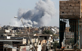 הפצצה נגד כוחות דאעש בא-רקה (צילום: רויטרס)