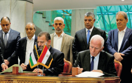החתימה על הסכם הפיוס בין פת"ח לחמאס (צילום: רויטרס)