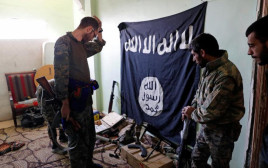 אמצעי לחימה שנמצאו בעמדה של דאעש בא-רקה (ארכיון) (צילום: רויטרס)