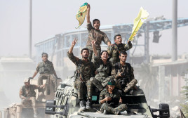 כוחות סורים חוגגים את שחרור העיר א-רקה (צילום: רויטרס)