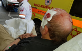 קשיש שהותקף על ידי נתין זר בתל אביב  (צילום: דוברות מד"א)