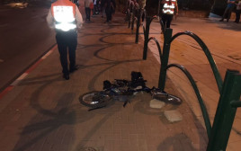 תאונת אופניים קשה, רחובות (צילום: רז יצחקי, תיעוד מבצעי מד"א)