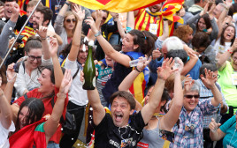 תושבי קטלוניה חוגגים לאחר אישור הפרלמנט את הכרזת העצמאות (צילום: רויטרס)