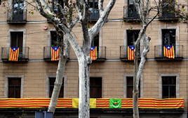 דגלי קטלוניה תלויים בברצלונה (צילום: רויטרס)