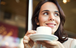 אישה שותה קפה, צילום אילוסטרציה (צילום: istockphoto)