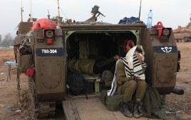 חייל דתי על נגמ"ש ליד גבול רצועת עזה (צילום: יעקב נעמי, פלאש 90)